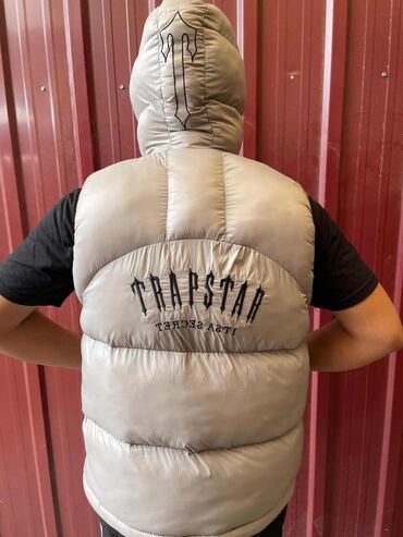 Prsluci: Puf prsluci sa kapuljačom – različiti modeli i brendirani dizajn. - — 1