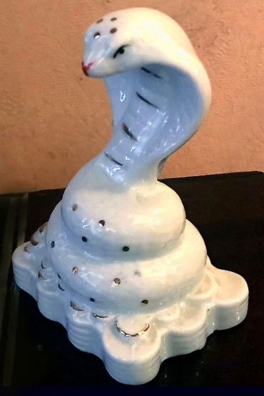 farfor figurlar: Продаю статуэтку Змея (Новая, есть коробка).
Фарфор. Недорого — 2