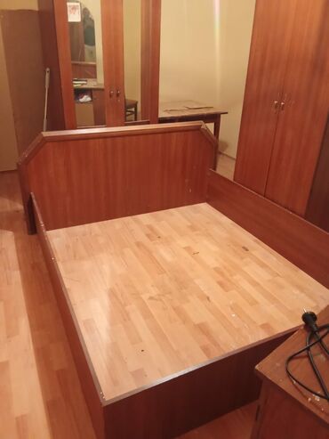 стол из массива: Taxta yataq dəsti - Material: laminat/taxta kompozit (qoz rəngli