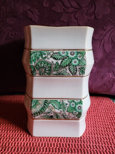 Umetnost i kolekcionarstvo: Porcelanska nova Zajecar vaza iz 60,70ih. god. Visina. 17cm