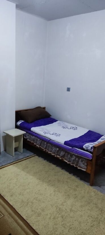 ehmedlide 3 otaqli kiraye evler: Bu otaq mebelli kirayə verilir. Otaqda tək nəfərlik çarpayı, kiçik