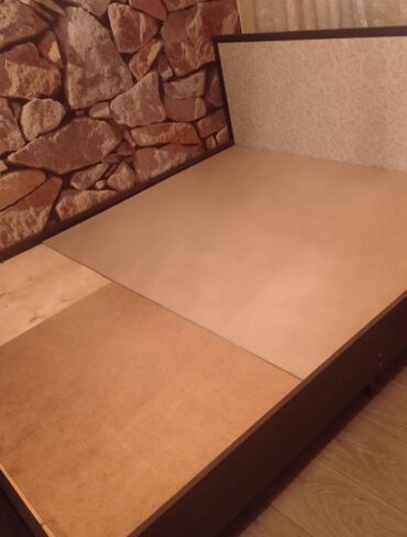 мебель в токмаке: Кровать и камод очень хорошем состоянии как новая