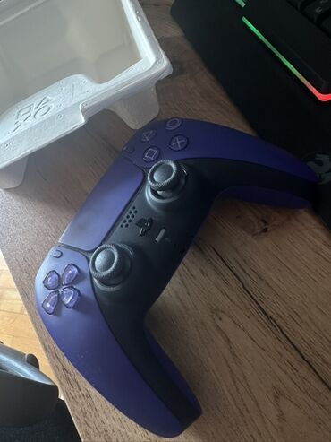 ucuz oyun konsolları: Bu, PlayStation 5 üçün hazırlanmış bənövşəyi rəngli DualSense oyun