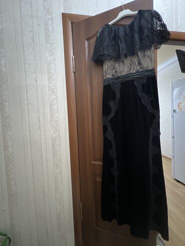 кастюм горка: Шикарное платье 
Dolce Gabbana 
Размер С М 
Подойдет 
Цена 1500 с