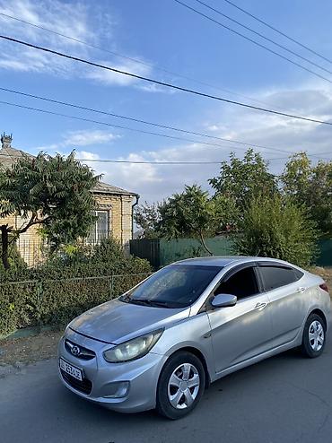 Hyundai Solaris: 2011 г., 1.4 л, Механика, Бензин, Седан