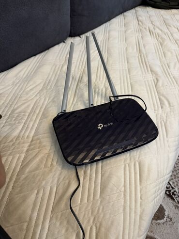 kofe uyudən aparat: TP-Link markalı bu router, üç xarici antena ilə təchiz olunub. Cihaz