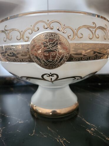 meduza qab: Bu, mərkəzində Meduza başı olan Versace loqosu, gümüş naxışlar və