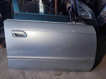Бамперы: Передняя правая дверь Subaru 2001 г., Б/у, цвет - Серебристый,Оригинал