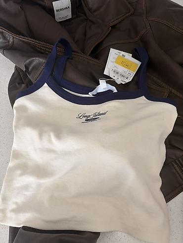 Bershka qadın topu - Model: “Long Island” yazılı qolsuz crop top -