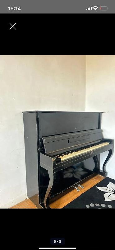 Музыкальные инструменты: Upright piano – “Ukraina” markası (klaviatura üzərində loqo görünür) — 1