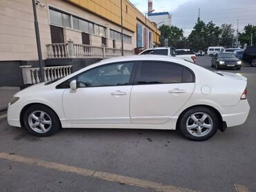 хонда свик 2007: Автомобиль Honda Civic белого цвета, кузов седан. Оснащен