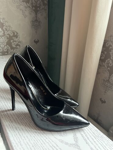 Женская обувь: Туфли 35.5, цвет - Черный