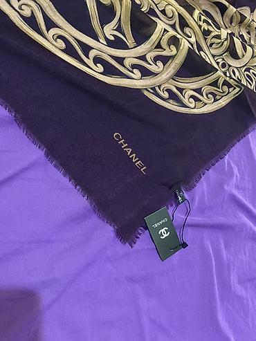 Hicab: Chanel şərf/şal - Rəng: tünd bənövşəyi fon üzərində qızılı ornament — 2