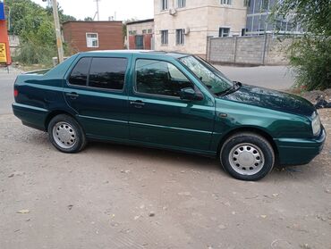 авто легковой: Volkswagen Vento, зеленый седан 4 двери. Основные характеристики по
