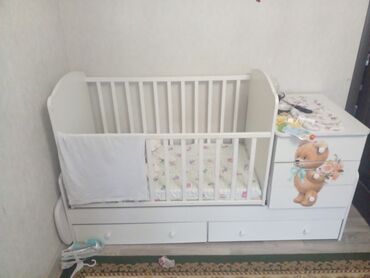 хранение игрушек: Манеж-кровать, Б/у, С комодом, Дерево