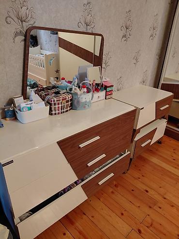 kinc divan: Künc Divan, 300 azn satılır 2 tərəfdə açılır, bazası var Ünvan — 2