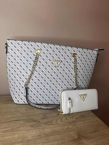 Torbe: Guess ❤️
Novčanik:
Cena 1750 din. +ptt 📌
Torbica:
Cena 2900 din +ptt 📌 — 7