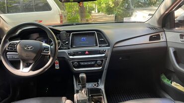 Hyundai: Автомобиль Hyundai Sonata серебристого цвета. Салон выполнен в темных