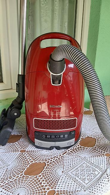 bordo: Miele S8310 usisivač sa kesom – 300–2200 W, Made in Germany. Crvena — 1