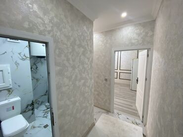 Köhnə tikili: 2 otaqlı mənzil – zövqlü dizaynla - Geniş zal: dekorativ panellər — 2