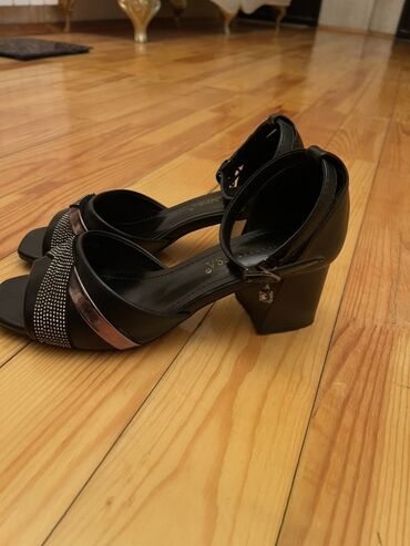 Gündəlik donlar: Qadın paltarı – bej rəngli, ağ xallı - Üslub: midi uzunluqda, aşağı — 25