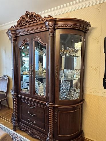 витрина шкаф: Klassik üslubda iri vitrinalı bufet - Material: masif ağac və MDF — 2