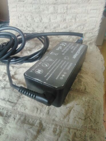 Adapteri i punjači za laptop: Univerzalni USB-C adapter za laptop crne boje sa snagom od 65W — 3