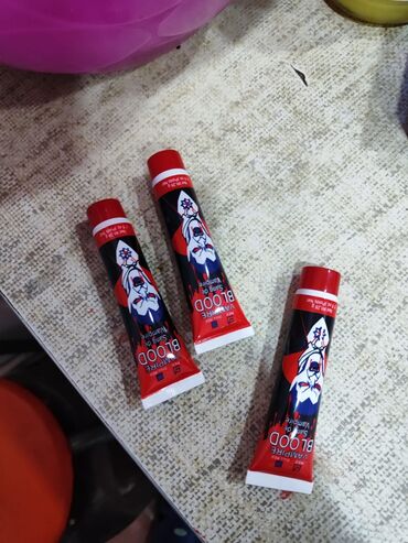 бронзеры румяна хайлайтеры: Produkt: Vampire Blood – Makyaj üçün süni qan gel formulu (3 ədəd tüp)