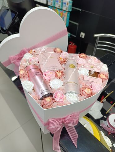 Xonça: Hediyyelik ve xoncaliq parfum destleri sifarisle hazirlanir.Sifarisler