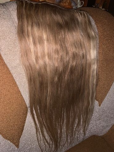 saç alışı: İdeal uzun tebi̇i̇ saç cirt cirt tikilmiş hazir saçdi. 60 smdi̇