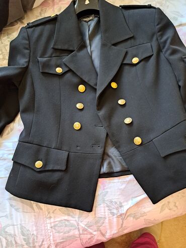 Sakoi: Crni blejzer sa dvorednim kopčanjem i zlatnim dugmadima - Model — 1