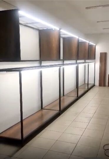 аксессуары для серверных шкафов полки выдвижные: Стеллаж для демонстрации товаров, выполненный из прочного металла и