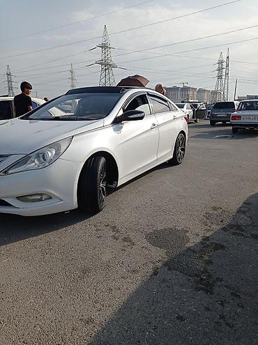 mersedes c 230: Hyundai Sonata (ağ rəng), sedan gövdə. - Güclü benzin mühərriki, ön — 6