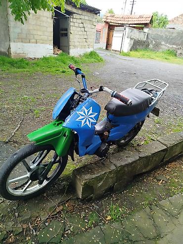 moped s50: Moped/skuter tipli motosiklet – mavi-yaşıl rəngdə, şəhər içi gedişlər — 2