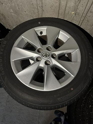 Комплект из 4 колес в сборе: оригинальные легкосплавные диски Toyota + at lalafo.kg Комплект из 4 колес в сборе: оригинальные легкосплавные диски Toyota +