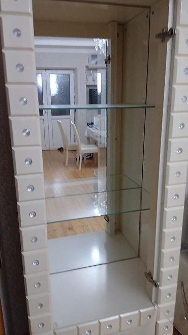 Bufetlər: Şüşə vitrin dolabı - Rəng: krem/ivori - Material: korpus MDF/laminat — 2