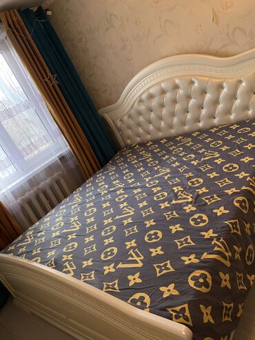 кровати двуспальные с матрасом: Спальный гарнитур, Двуспальная кровать, Матрас, цвет - Белый, Б/у