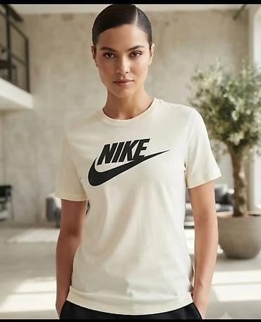 Nike ženska majica kratkih rukava - Model: klasičan T‑shirt kroj sa