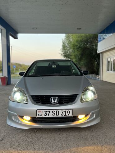 хондо цивик: Серебристый хэтчбек Honda Civic с четырьмя дверями, люком на крыше и