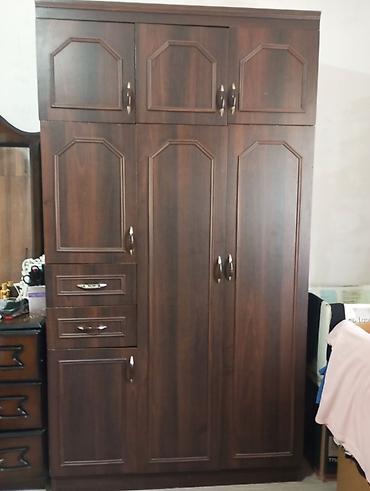 тап аз мебель бу: Qapalı dolab – tünd qoz rəngli, çoxbölməli - Material: laminat/MDFlam — 1