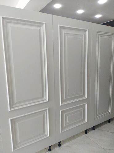 qapilar ev: Ağ rəngdə, klassik üslubda, qabarıq panelləri olan qapı. Bu qapı