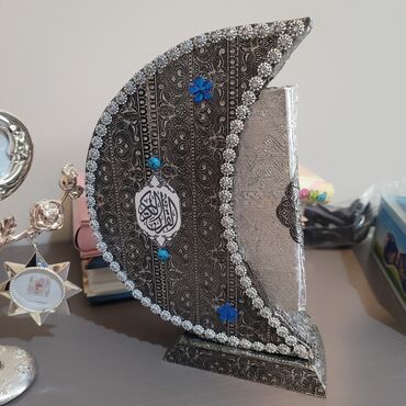 Sırğalar: Quran kitabı öz qabında satılır.Təzədir