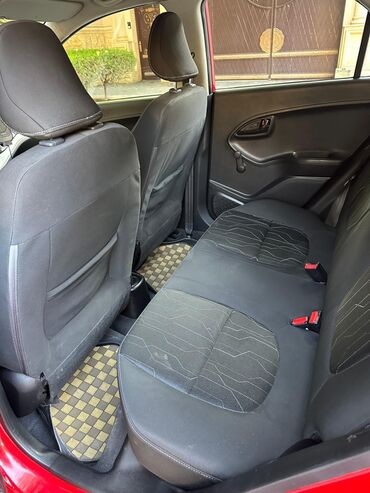 Kia: Kia Picanto, qırmızı rəng, hetçbek kuzov. Xüsusiyyətlər: - Kompakt — 9