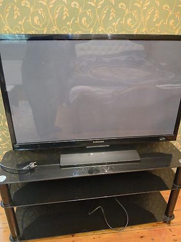 samsung m14 ekran: Samsung LED televizor + şüşə TV stendi - Brend: Samsung - Ekran — 1