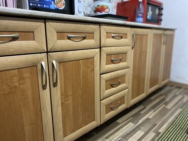 жалюзи окна: Кухонный гарнитур в классическом стиле, цвет — натуральное дерево (два lalafo.kg да жалюзи окна: Кухонный гарнитур в классическом стиле, цвет — натуральное дерево (два