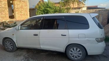 Toyota: Продается автомобиль Toyota Gaia белого цвета. Это просторный минивэн