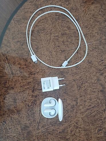 galaxy buds plus: Məhsul dəsti: simsiz qulaqcıq və Samsung sürətli şarj adapteri + USB-C — 1