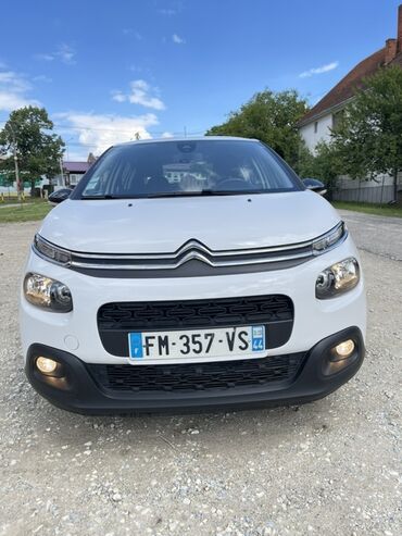zastitna cerada za sofersajbnu: Beli automobil marke Citroen C3 sa crnom maskom hladnjaka i crnim