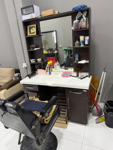 Masa və oturacaq dəstləri: Peşəkar bərbər/saç ustası üçün iş yerinin komplekti Tərkib: - Geniş — 10