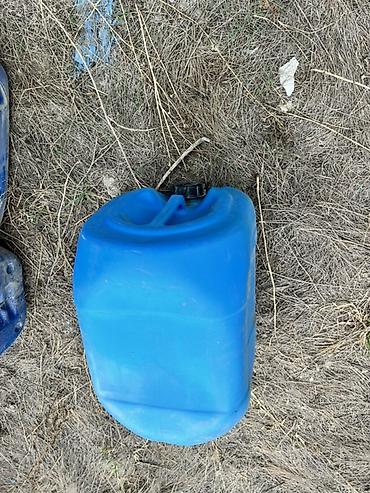seyf qapisi: Mavi plastik kanistrlər (bidonlar) - Həcmi: təxmini 20–30 litr - — 2
